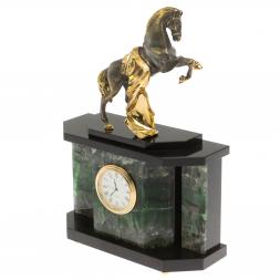 Часы &amp;quot;Конь с попоной&amp;quot; из зеленого флюорита