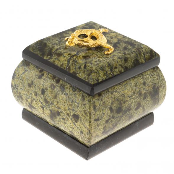 Шкатулка из змеевика с ящерицей 6х6х5,5 см 124560
