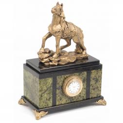 Часы &amp;quot;Конь&amp;quot; из змеевика и мрамолита