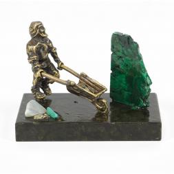 Сувенир бронзовая статуэтка "Рудокоп с тачкой" с камнем