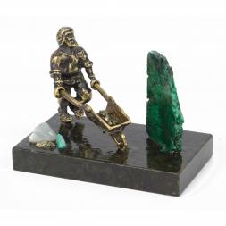 Сувенир бронзовая статуэтка "Рудокоп с тачкой" с камнем