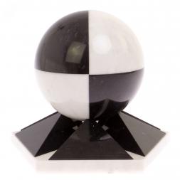 Шар 12,5 см на подставке из черного змеевика и мрамора