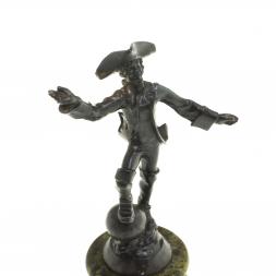 Статуэтка из бронзы &amp;quot;Мюнхаузен&amp;quot; на подставке из змеевика