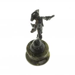 Статуэтка из бронзы &amp;quot;Мюнхаузен&amp;quot; на подставке из змеевика