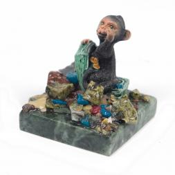 Сувенир "Обезьянка на деньгах №1" змеевик