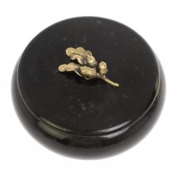 Шкатулка из черного змеевика &amp;quot;Желуди&amp;quot; 15х15х9 см