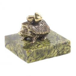 Статуэтка из бронзы на подставке из змеевика &amp;quot;Еж с грибом&amp;quot;