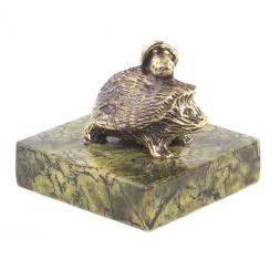 Статуэтка из бронзы на подставке из змеевика &amp;quot;Еж с грибом&amp;quot;