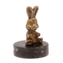 Сувенир &amp;quot;Зайчик сидит&amp;quot; из бронзы на подставке из черного змеевика