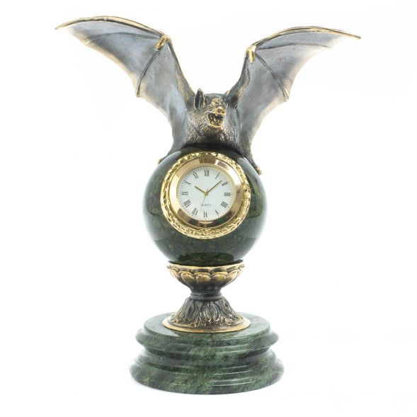 Часы &amp;quot;Летучая мышь&amp;quot; на подставке из камня змеевик 128089