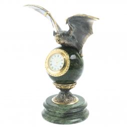Часы &amp;quot;Летучая мышь&amp;quot; на подставке из камня змеевик