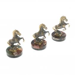 Статуэтка "Конь на дыбах" на подставке из яшмы 5х4,5х7,5 см