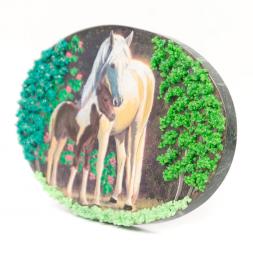 Панно из камня на подставке "Лошадь с жеребенком"