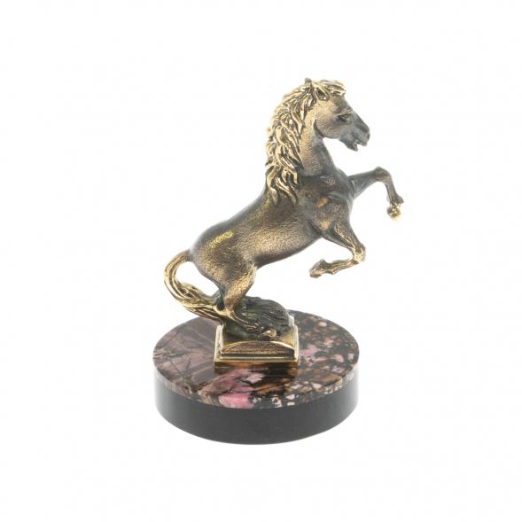 Статуэтка &amp;quot;Конь на дыбах&amp;quot; на подставке из родонита 5х4,5х7,5 см 129428
