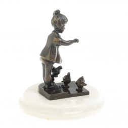 Бронзовая статуэтка &amp;quot;Девочка с голубями&amp;quot; мрамор