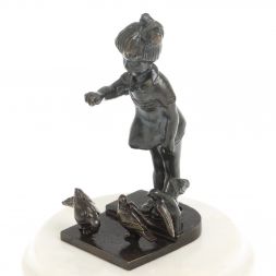 Бронзовая статуэтка &amp;quot;Девочка с голубями&amp;quot; мрамор