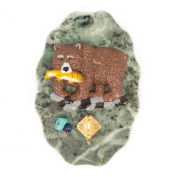 Ключница из змеевика "Медведь с рыбой"