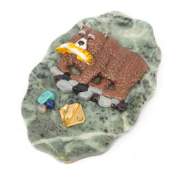 Ключница из змеевика "Медведь с рыбой"