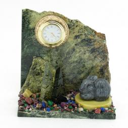 Сувенирные настольные часы &amp;quot;Заяц на скале&amp;quot; камень змеевик