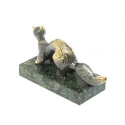 Статуэтка из бронзы на подставке из змеевика "Соболь"