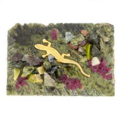 Магнит из змеевика с камушками