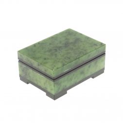 Шкатулка из нефрита 9,5х7х4,5 см