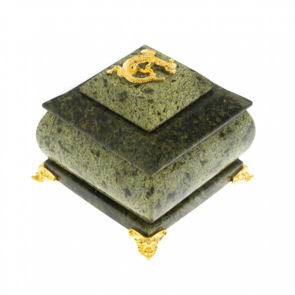 Шкатулка квадратная с ящерицей из змеевика 8,5х8,5х8 см 129455