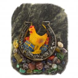 Магнит &amp;quot;Петух в подкове с подарками&amp;quot; змеевик