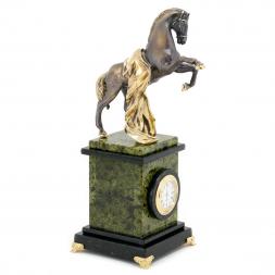 Настольные часы &amp;quot;Конь на дыбах&amp;quot; камень змеевик