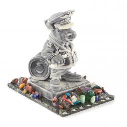 Сувенир "Бык - генерал" из мрамолита на подставке из змеевика