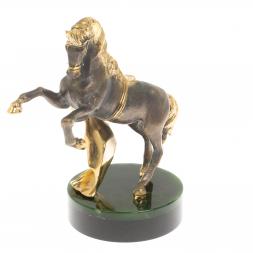 Статуэтка "Конь с попоной" на нефрите 8х8х17 см