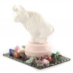 Сувенир "Бык на подставке" из мрамолита и змеевика