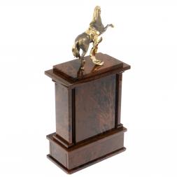 Настольные часы &amp;quot;Конь с попоной&amp;quot;из коричневого обсидиана