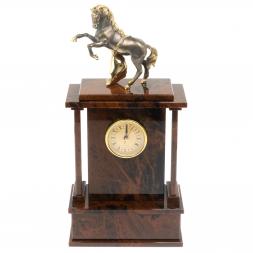 Настольные часы &amp;quot;Конь с попоной&amp;quot;из коричневого обсидиана