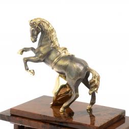 Настольные часы &amp;quot;Конь с попоной&amp;quot;из коричневого обсидиана