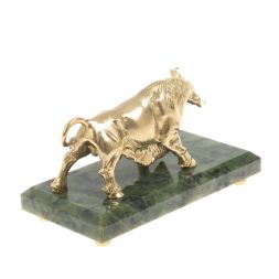Бронзовая статуэтка &amp;quot;Бык&amp;quot; на подставке из нефрита цвет золото
