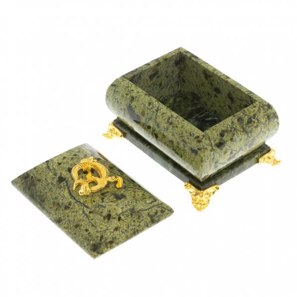 Шкатулка прямоугольная с ящерицей из змеевика 8,5х6х6,5 см 129464