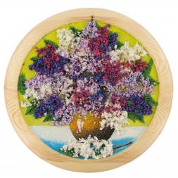 Панно из камня "Сирень в вазе" на тарелке 30х30 см из дерева желтый фон