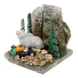 Сувенир "Заяц с морковкой" змеевик самоцветы