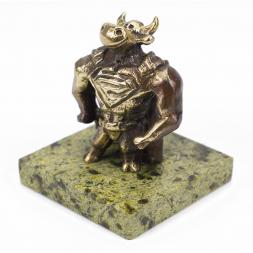 Статуэтка из бронзы &amp;quot;Бык супергерой&amp;quot; на подставке из змеевика