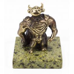 Статуэтка из бронзы &amp;quot;Бык супергерой&amp;quot; на подставке из змеевика