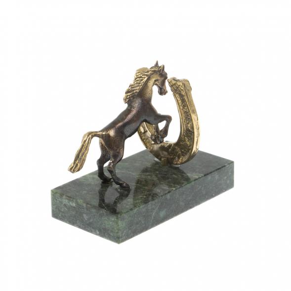 Статуэтка &amp;quot;Конь на дыбах с подковой на удачу&amp;quot; шабровский змеевик 128973